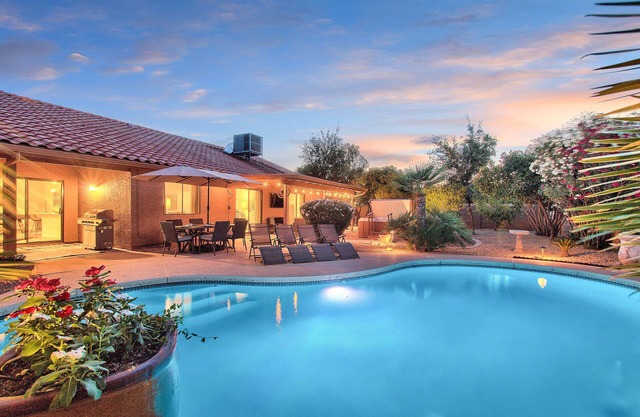 Contemporary home with a private pool, hot tub & fast WiFi
