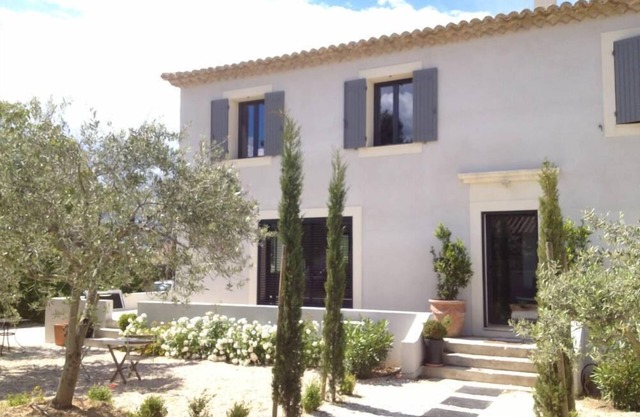 Contemporary house with swimming pool not overlooked in Luberon