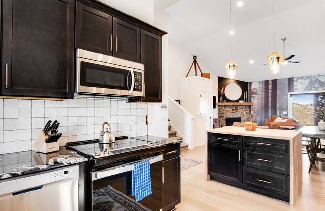 Contemporary house with central AC, gas fireplace, gas grill, and full kitchen