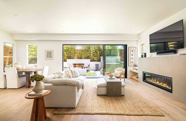 Contemporary Indoor Outdoor Living, Walk to Beach