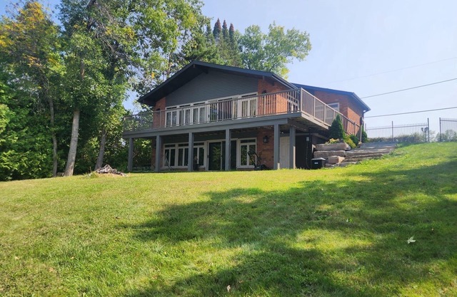 Contemporary Lake Front Retreat w/Picturesque Sunsets & Bunkie!