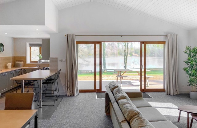 Contemporary Lakeview Lodge 6