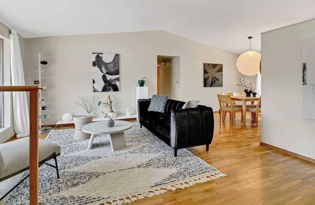 Contemporary Living on 117th Avenue #41850