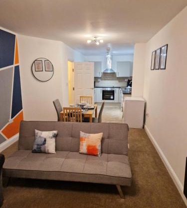 Contemporary near city apartment, free parking and wifi, perfect for contractors