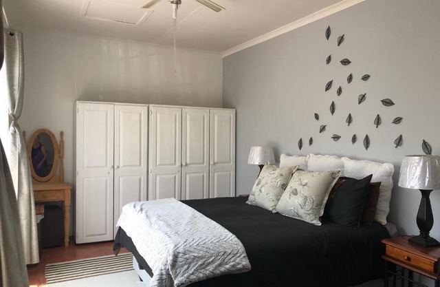 Contemporary Stay at Giraffe Cottage