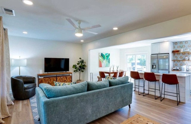 Contemporary Stylish Home btw DWTN Savannah&Tybee!