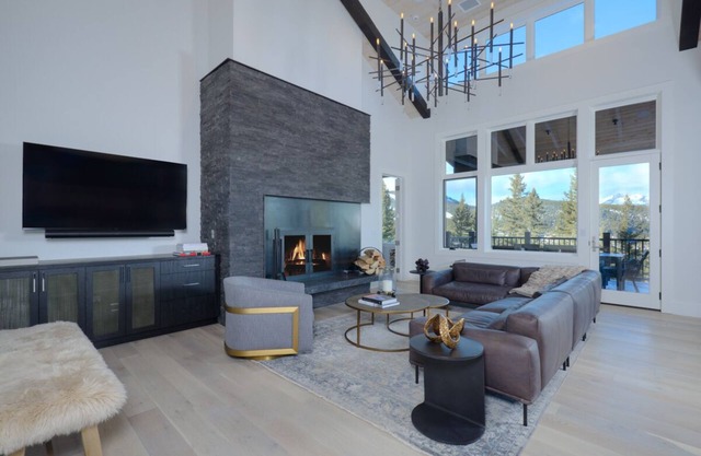 Contemporary townhome in Spanish Peaks with Hot Tub, Pool Table & Game Room