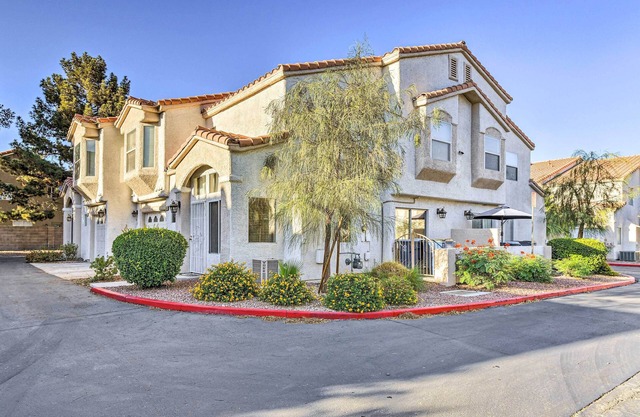 Contemporary Vegas Townhome w/Community Pool