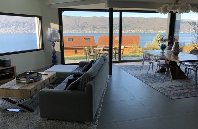 Contemporary villa with 180 ° lake view