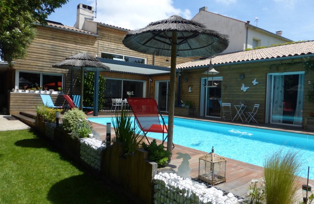 Contemporary villa of 160 m2 with swimming pool in enclosed park with trees