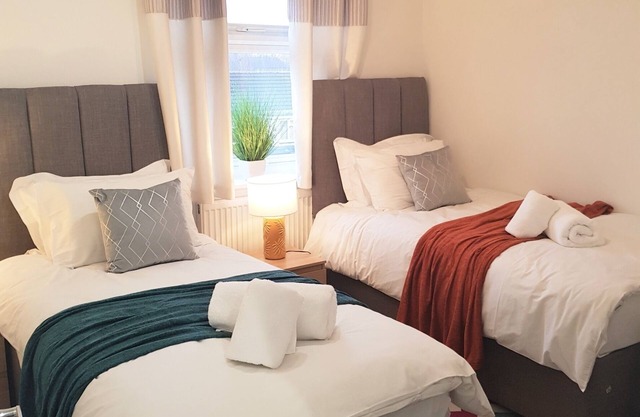 CONTRACTORS *2 BED APARTMENT FREE PARKING FREEWI-FI