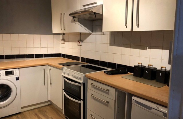 Contractors Grove 2 Bed House Town Centre Location