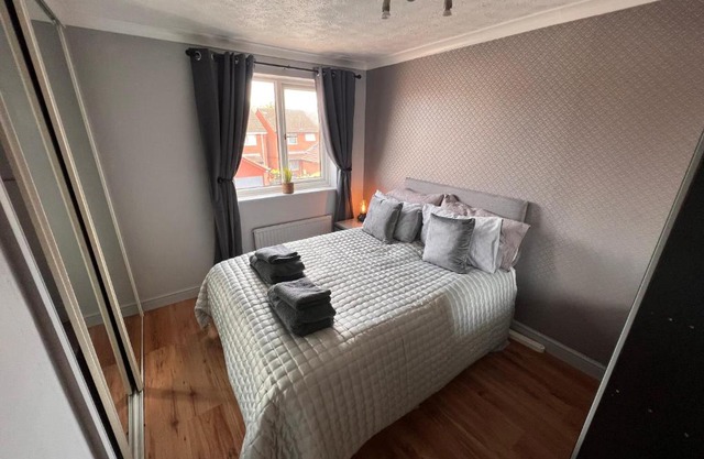 CONTRACTORS OR FAMILY HOUSE - M1 Nottingham - IKEA RETAIL PARK - CATKIN DRIVE - 2 Bed Home with Driveway, private garden, sleeps 4 - TV'S in all rooms