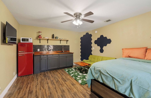 Convenience in Central Pensacola, Pet Friendly!