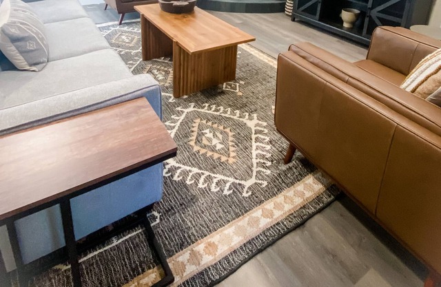 Convenient And Quiet! Stroll to restaurants & shopping