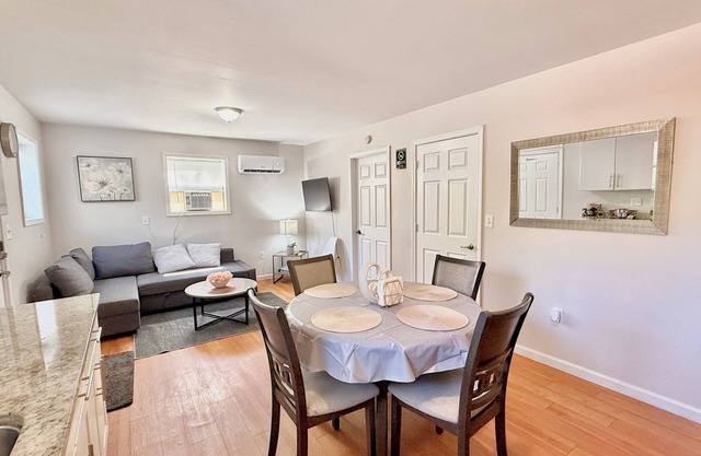 Convenient Bright 2 beds/1 Bath Apartment+10 Min Airport.Easy Access to Highway.