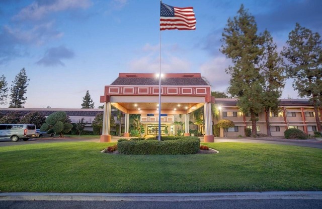 Convenient Fresno Stay – Minutes from Airport w/Free Shuttle