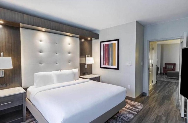 Convenient King Suite w/ Free Brkfast! Pool,Gym