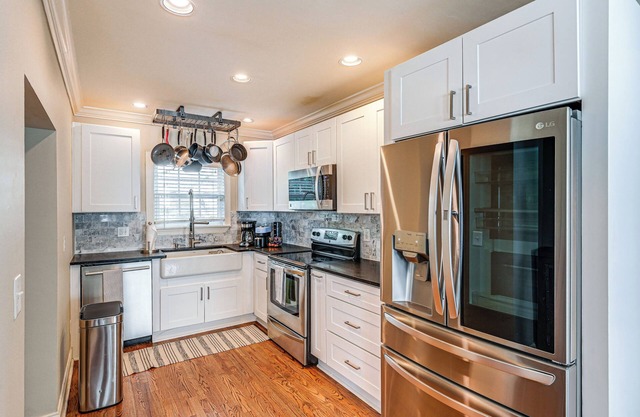 Convenient Nashville Hub w/Yard, 3 Mi to Downtown