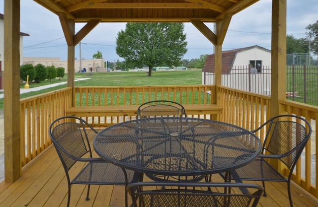 Convenient Paducah Stay – 2 Budget-friendly Units w/Free Parking!