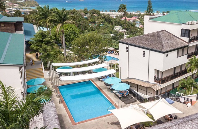 Convenient Stay! 2 Garden View Units with Free Parking & Breakfast, Outdoor Pool