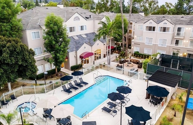 Convenient Stay, Superb Location, Free Breakfast, Pets Allowed, Parking