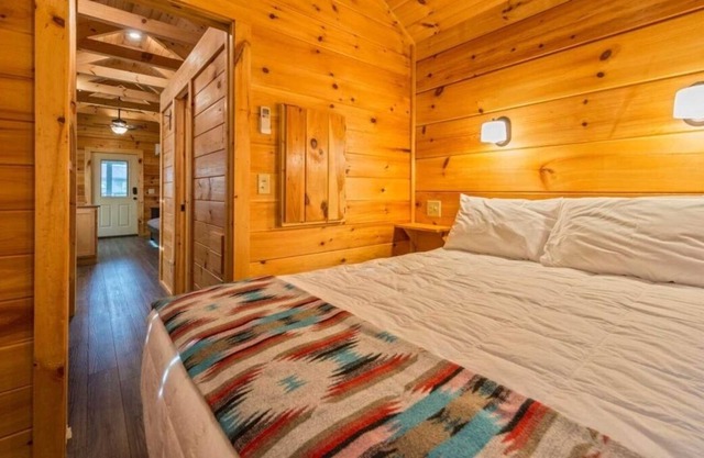 Convenient Stay, Superb Location! Full Kitchen, Outdoor Pool, Pets are Allowed!
