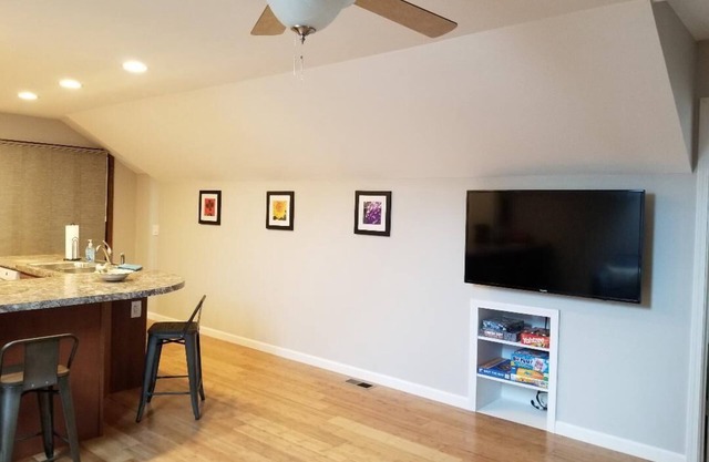 Convenient to the center of town! Beautifully decorated, quiet apartment.
