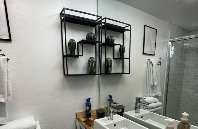 Conveniently Located Santa Fe Style Guesthouse