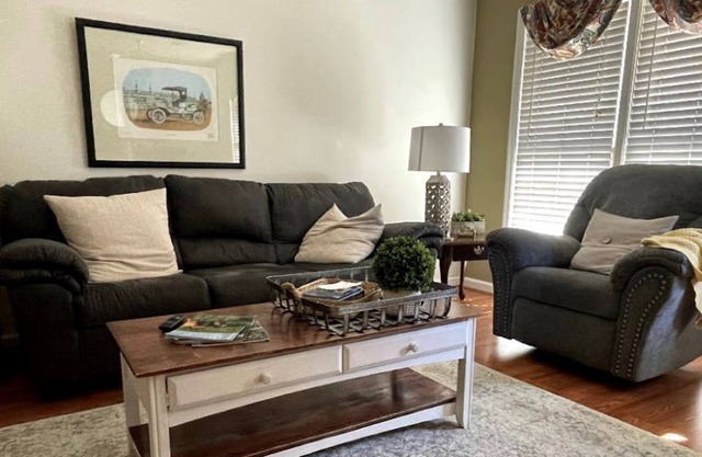 Conveniently located cozy Hartland home!