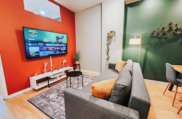 Convention/3 King Beds/Jet Shower/65" TV