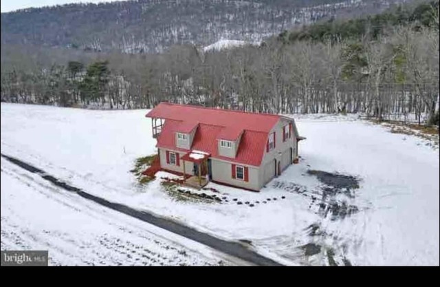 Converted barn with great views, hottub, pool table, shuffleboard & firepit.