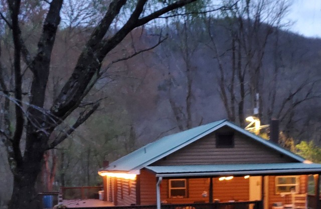 Converted cabin.10 minutes from the Blue Ridge Parkway 25 minutes to Asheville