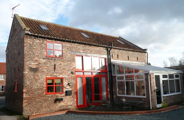 Converted farmstead that sleeps 26; 6 showers, 2 baths;table tennis; sauna; gym.