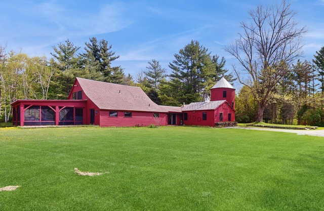 Converted silo apartment, peaceful grounds, two ponds, kitchenette, internet