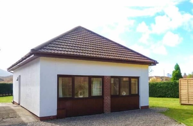COOINDA COTTAGE, country holiday cottage, with a garden in Mallaig