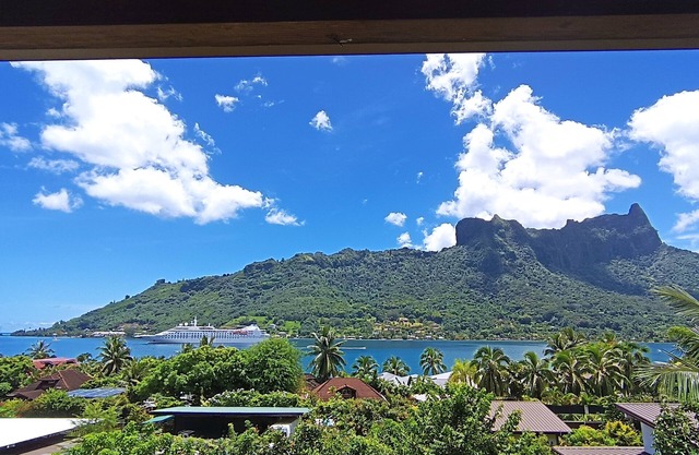 Cook's Bay Lodges - Fare Nui - Incredible view