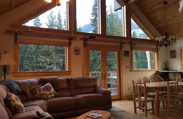 Cooke City Mountain House. Beautiful Views! 4 Miles to Yellowstone. WiFi, HDTV.