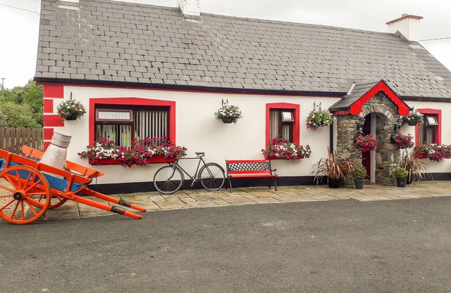 COOKIES COTTAGE, pet friendly in Ballyshannon, County Donegal