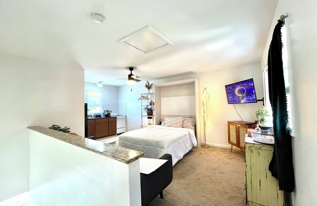 Cool City studio/free parking/walkable to all hot spots/safe/keyless/Tanger