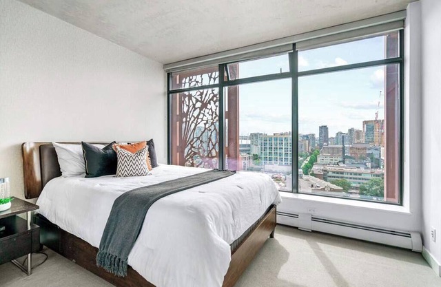 Cool & Classy Apartment Downtown!