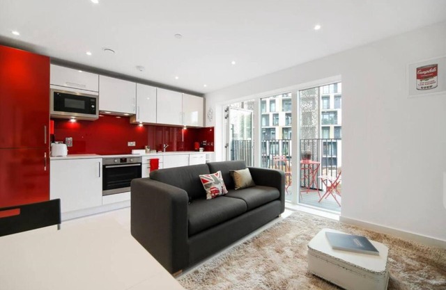 Cool Dalston studio with balcony/gym