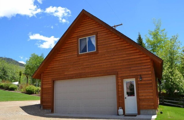 Cool Hand Luke Apartment* Smart Tv, Free Wifi, Minutes to Henrys Lake, Sleeps 2 max
