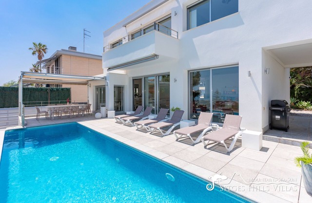 Cool & Modern Villa Giovanna with A/C & Sea Views
