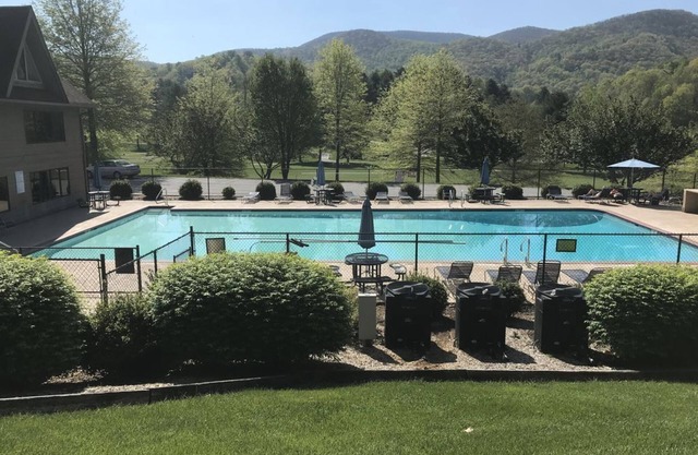 Cool Mountain Views, Golf on Site.