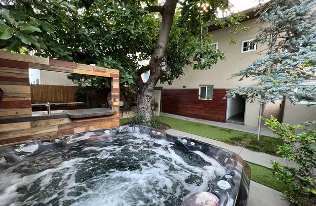 Cool New Remodel Near Coronado, NEW Jacuzzi, Fire Pit, BBQ, Walk to Downtown!