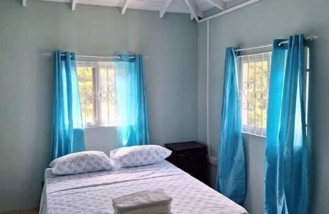 Cool Valley Guesthouse 3mins from Roseau 2bedrooms