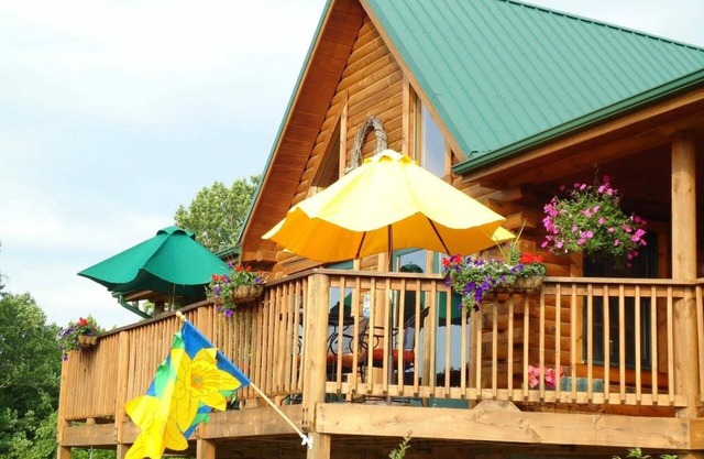 COOPER'S CABIN- A Peaceful Log Cabin With Mountain Views
