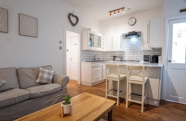 Coopers Croft - 1 Bed Apt, Sleeps 2 with Parking