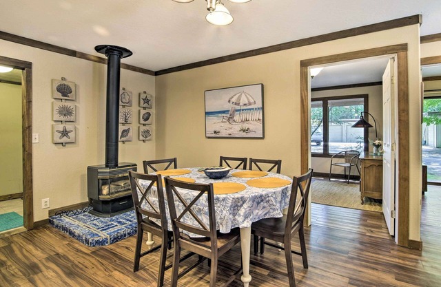 Coos Bay Cottage w/Fireplace & BBQ Patio!